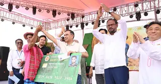 টাঙ্গাইলে প্রধানমন্ত্রীর হাত থেকে কার্ড পেয়ে উচ্ছ্বসিত প্রান্তিক কৃষক